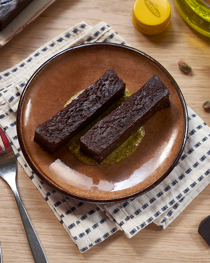 Bitter Chocolate and Pistachio Cream Dessert - Bertolli